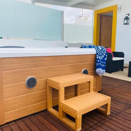 Lantia Rooftop House بيت شباب أرّاثيفي