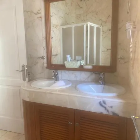 Lantia Rooftop House Хостел